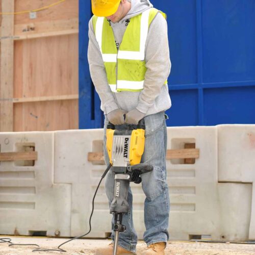 در حال استفاده از چکش تخریب 16 کیلویی 1600 وات دیوالت DEWALT D25961K-QS1600W 16Kg 30mm HEX Demolition Hammer